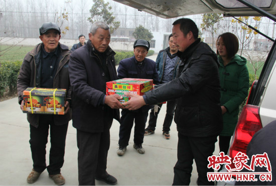 鄭春光的父親鄭慶兵和女兒鄭元元帶著他未完成的夢(mèng)想來到了鄭集鄉(xiāng)敬老院，看望慰問居住在這里的五保老人。