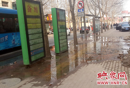 公交車站處臭氣沖天污水橫流，行人幾乎無法在此等車