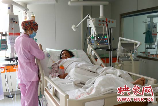 4月4日上午，仍舊躺在重癥監(jiān)護(hù)室里的柴小快正在接受治療。