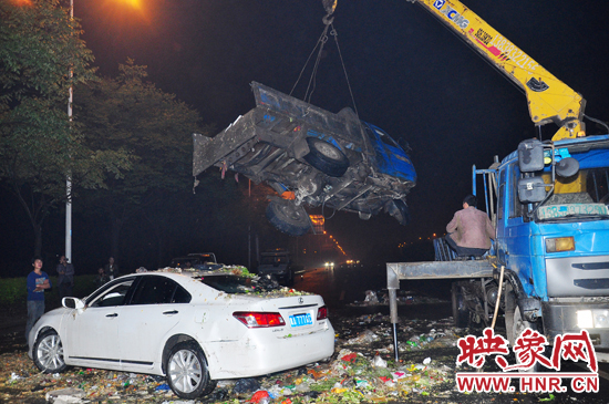 1點(diǎn)40許，兩輛車先后被吊起并拖離現(xiàn)場(chǎng)，停車場(chǎng)的幾位員工將路面清掃干凈，隨后該路段恢復(fù)通行。