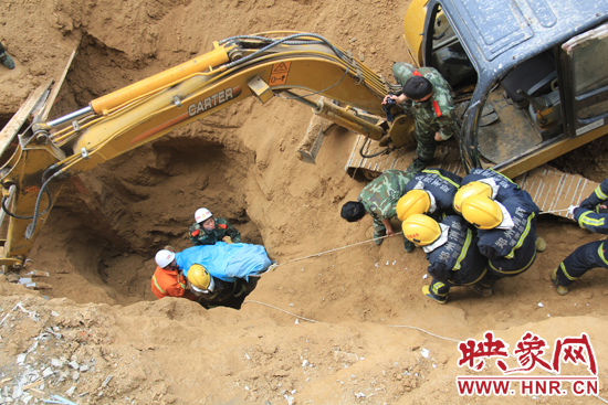 14點(diǎn)10分，經(jīng)過4個多小時的救援，消防官兵發(fā)現(xiàn)被埋男子，現(xiàn)在正從6米多深的塔吊塌方處抬出。