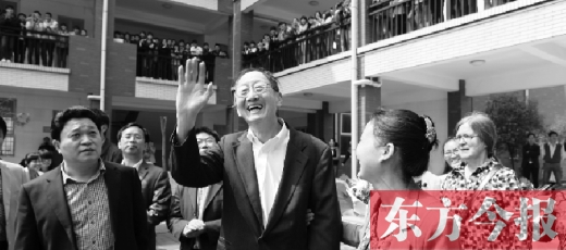 4月23日上午，崔琦偕夫人參觀寶豐一高