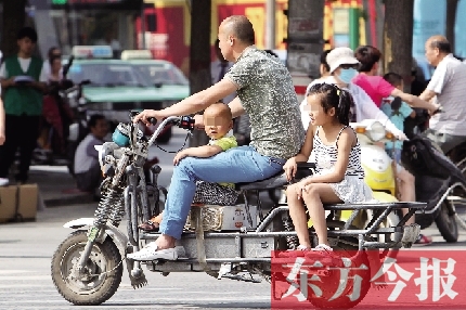 這樣帶著孩子，一個剎車，孩子就有可能摔下車