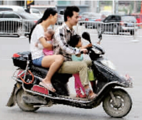 帶著孩子騎電動車，安全一定要放在第一位。