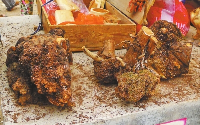 在市場(chǎng)上兜售的偽崖柏根