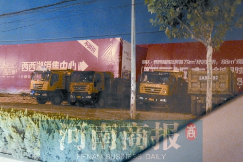 昨夜，記者發(fā)現(xiàn)一些工地外，渣土車們正在“休息”記者 鄧萬里/攝