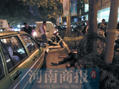 醉漢拳打的哥后耍賴趟地上不起來(lái) 民警開車將其拉走