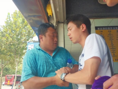 記者正查看照片，突遭藍(lán)衣男強(qiáng)搶手機(jī)。