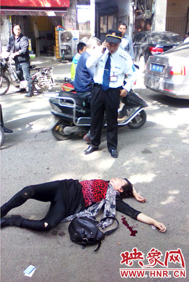 一名老年人當(dāng)場(chǎng)昏迷。