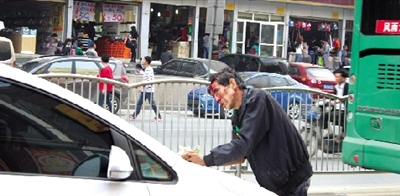 男子從早上8點(diǎn)多一直乞討至下午5點(diǎn)多 男子從早上8點(diǎn)多一直乞討至下午5點(diǎn)多