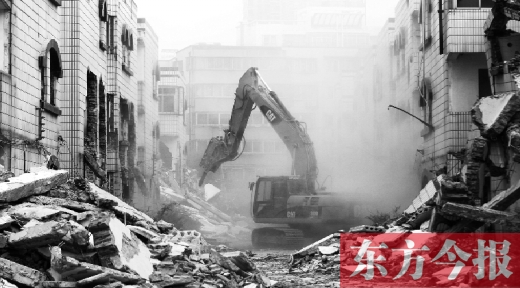 昨日，鄭州市棗莊社區(qū)拆遷現(xiàn)場，揚(yáng)塵漫天，附近居民叫苦不迭