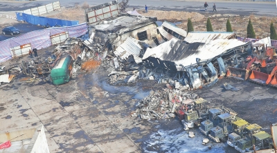 事故汽車站內(nèi),不少車輛被燒得面目全非。