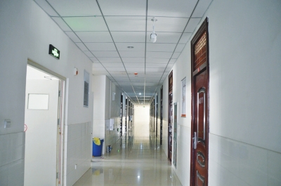 像這樣的攝像頭，宿舍樓里每層安裝了7個。