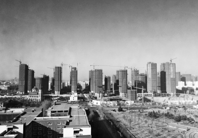 在鄭州市同一地點(diǎn)拍攝的照片，下為1月1日晴朗天氣，上為1月5日霧霾天氣。（拼接圖片）