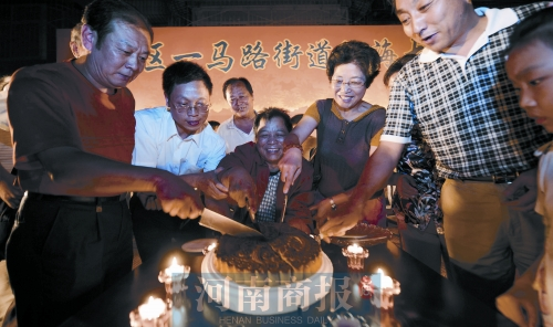 2008年9月14日，老鄰居們?yōu)楦咝潞Ｅe辦中秋賞月會 井勇/供圖