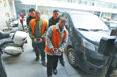 倆刑釋男子，冒充“富二代”，微信搜附近的人，專搶出入娛樂場所女性