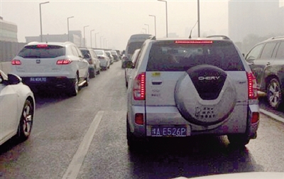 早高峰隴海高架橋從秦嶺路開始，一直向東都已經(jīng)堵成停車場(chǎng)了。 直播369 圖