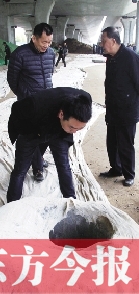 出事后，窨井僅被蓋上了一層布