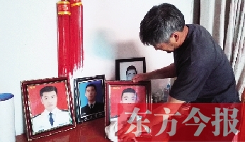 沉浸在悲痛之中的魯有海，擦拭著孩子的遺照