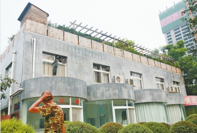 一樓是公廁，綠化后的樓頂開(kāi)了個(gè)露天燒烤攤