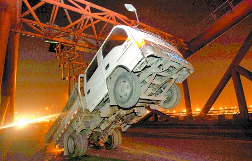 　車上升降機的工作臺被卡，車身前部高高翹起。