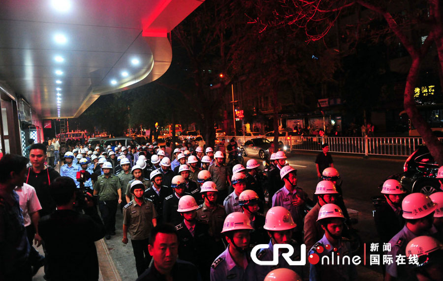 2012年12月26日晚，海南省三亞市，三亞市綜合行政執(zhí)法局河西大隊(duì)近百名城管上街執(zhí)法。