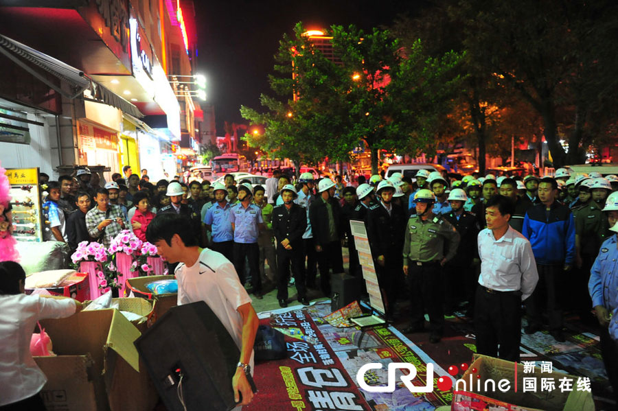 　2012年12月26日晚，海南省三亞市，三亞市綜合行政執(zhí)法局河西大隊(duì)近百名城管上街執(zhí)法。