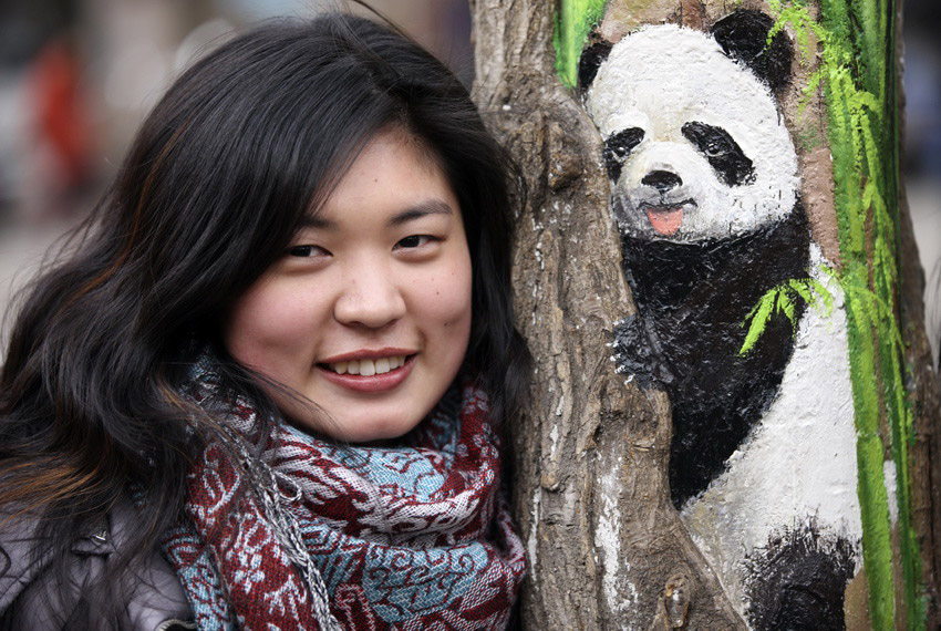 　3月1日，在河北省石家莊市九中街，王月與她的“樹洞畫”作品拍攝合影。