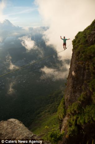 男子千米高空鋼絲上睡大覺泰然自若 男子千米高空鋼絲上睡大覺泰然自若
