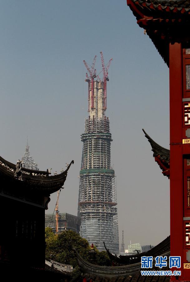 在上海豫園遠眺在建的國內第一高樓“上海中心”（4月11日攝）。