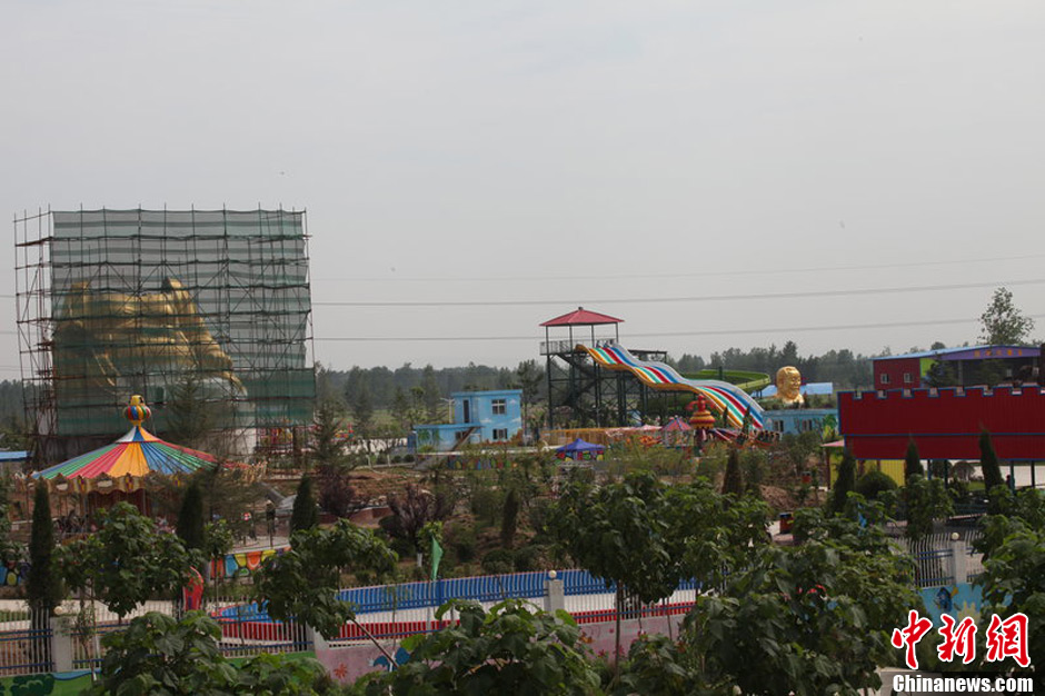 圖為被拆掉頭的雕塑。王友 攝