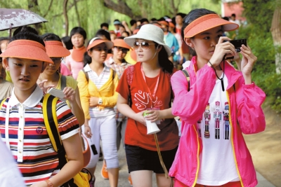 未名湖畔，游人紛紛拍照留念。