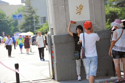 不愿排隊等待的游客只在門前留影。