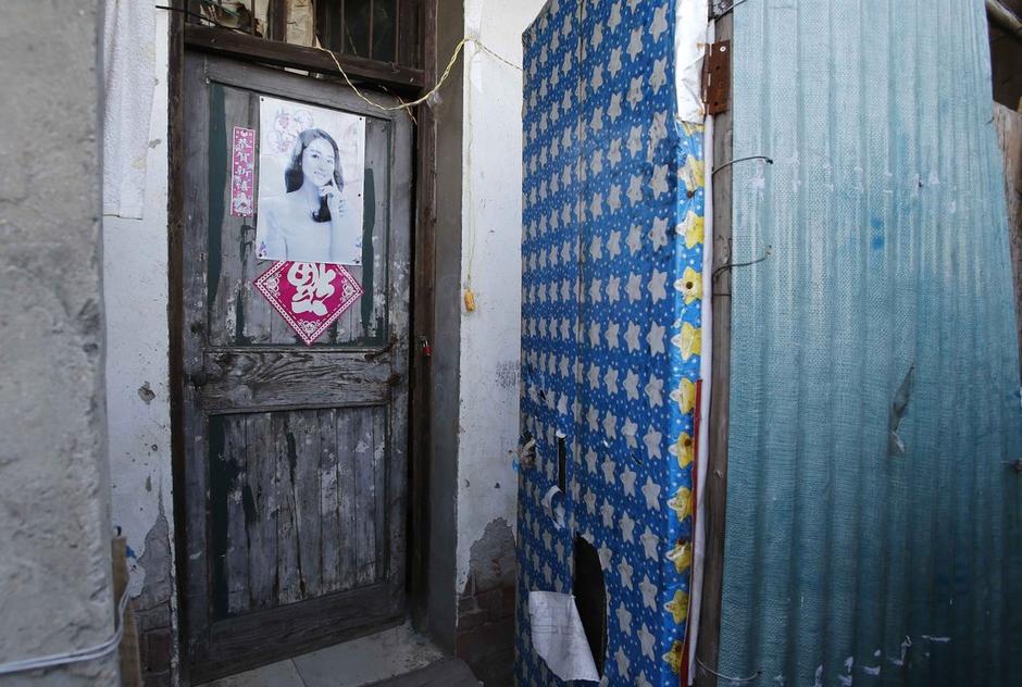 36歲的河南信陽打工者陳小龍?jiān)谶@里租了一間屋子住，2012年底開始，他偷偷在出租屋里挖地窖。