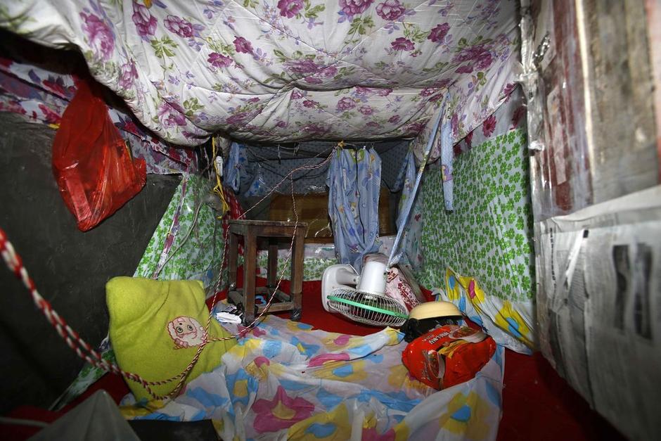 今年地窖挖成。6月12日22時(shí)左右，陳小龍?jiān)诩闻d市經(jīng)濟(jì)技術(shù)開發(fā)區(qū)(國(guó)際商務(wù)區(qū))玉都豪匯KTV門口，以拉客為由，將18歲安徽女孩郭某，用三輪電動(dòng)車載到僻靜處，以水果刀、電棍威脅，將她雙手雙腳綁住，嘴巴封住。強(qiáng)行帶到出租屋地窖內(nèi)，用鎖鏈鎖住。期間，陳小龍多次強(qiáng)奸女孩。