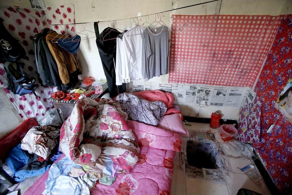 女孩利用隨身攜帶的指甲刀，一點(diǎn)點(diǎn)將身上鎖鏈磨斷，6月23日，她掙脫鎖鏈，跑到氣窗大喊救命，周圍居民聞聲報(bào)警，女孩11天的地獄經(jīng)歷才告結(jié)束。