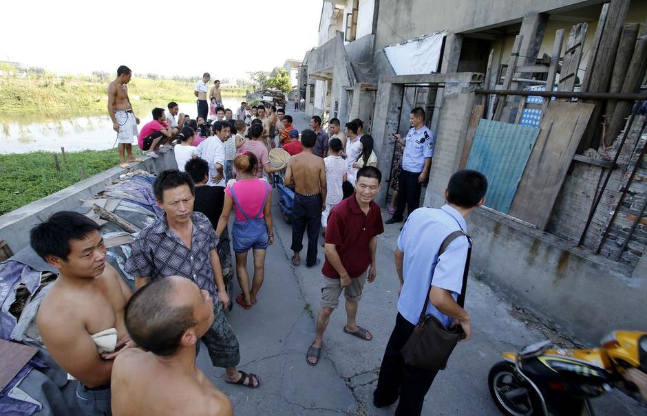 打開木門，地窖就在眼前：目測(cè)3米長(zhǎng)，1米寬，1.5米高。洞內(nèi)四壁用水泥澆注，洞頂上蓋了棉被，底部有地毯。洞內(nèi)還安裝了電燈、電風(fēng)扇，最里面放了一個(gè)桶，估計(jì)是大小便用的。洞內(nèi)有一股污濁的氣息，凌亂地散放著康師傅方便面，還有蘇菲衛(wèi)生巾。墻壁上掛著《大秦帝國(guó)》的碟片。房東戴阿婆見了這個(gè)地洞，氣得不行：“早知道他動(dòng)歪腦筋，我怎么也不會(huì)出租給他的，以后這房子可怎么辦？肯定租不掉了啊?！? width=