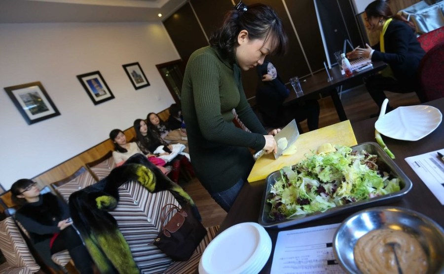 富豪相親面試 先看外貌再考切土豆絲 富豪相親面試 先看外貌再考切土豆絲