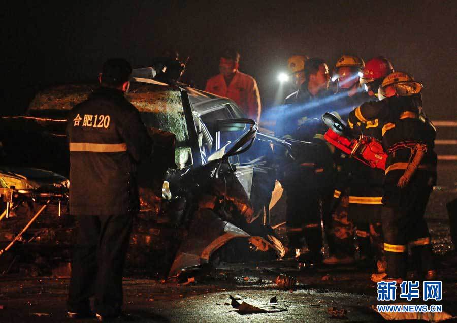 2013年1月9日，合肥，事故現(xiàn)場，兩輛受損車輛已經(jīng)全部變形