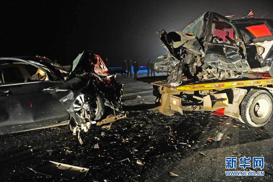 2013年1月9日，合肥，事故現(xiàn)場，兩輛受損車輛已經(jīng)全部變形