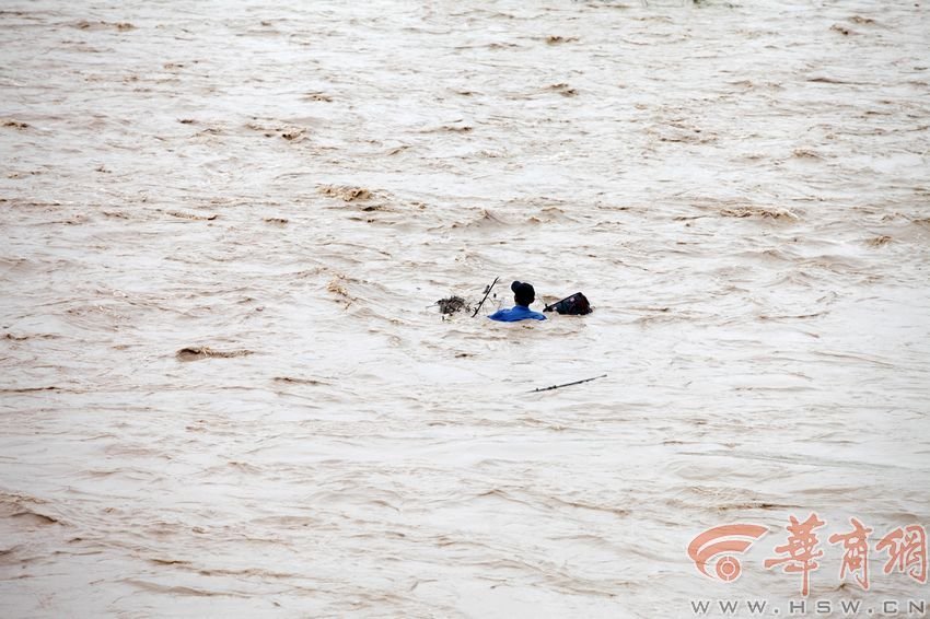 消防官兵試圖將救援的繩索扔到河中央，然而嘗試幾次都失敗。此時(shí)，河水已經(jīng)淹沒到四周，男子在一平方米的“