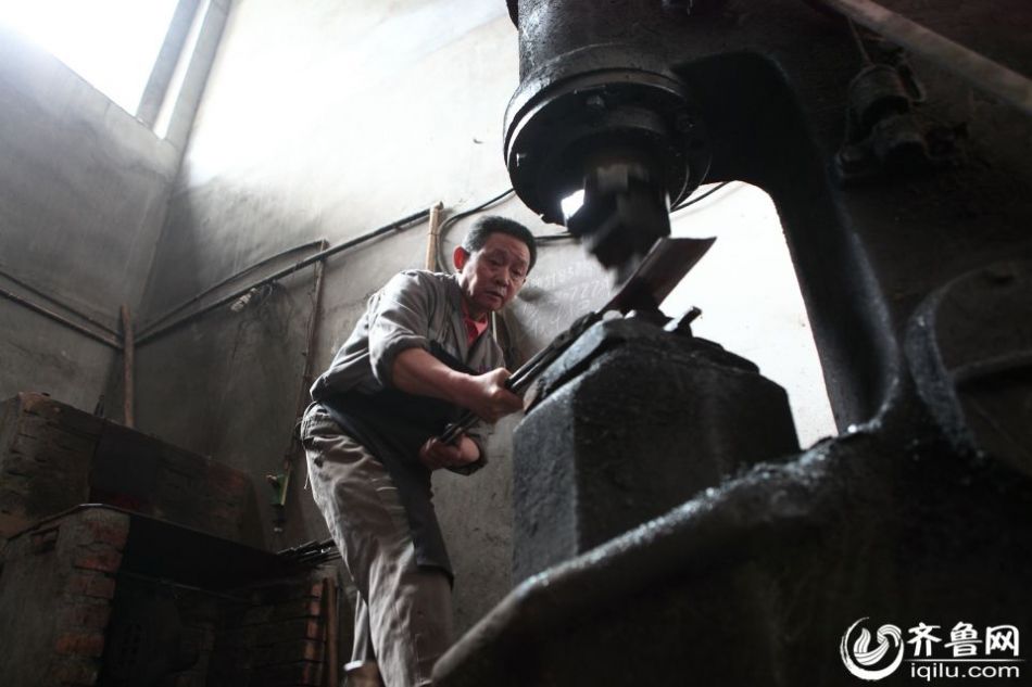 實(shí)拍最后的打鐵匠 一把手工菜刀賺六塊錢 實(shí)拍最后的打鐵匠 一把手工菜刀賺六塊錢