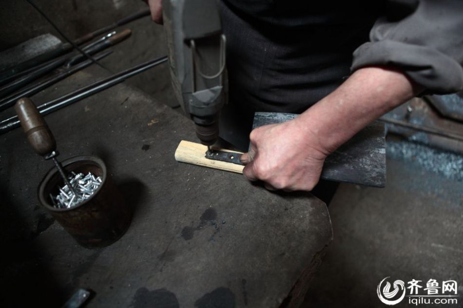 實(shí)拍最后的打鐵匠 一把手工菜刀賺六塊錢 實(shí)拍最后的打鐵匠 一把手工菜刀賺六塊錢