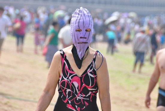 2013年7月3日，山東青島青島高溫來襲，“青島大媽”不懼滸苔，戴著“強(qiáng)盜面具”出現(xiàn)在海水浴場消暑降