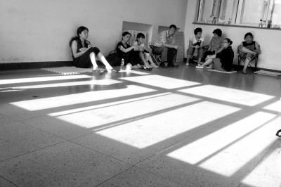 女童的家屬在醫(yī)院走廊中等待。京華時報記者趙思衡攝