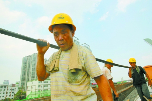 農(nóng)民工工作辛苦，權(quán)益理應(yīng)有保障。