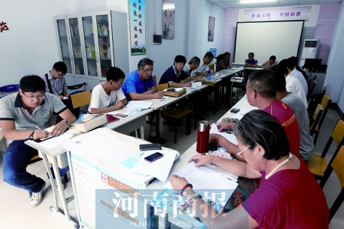 消費(fèi)者代表和旁聽(tīng)人員走進(jìn)社區(qū)，聽(tīng)取市民關(guān)于鄭州地鐵的意見(jiàn)和建議