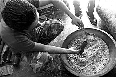 10日，敘反對派人員正在制作武器。