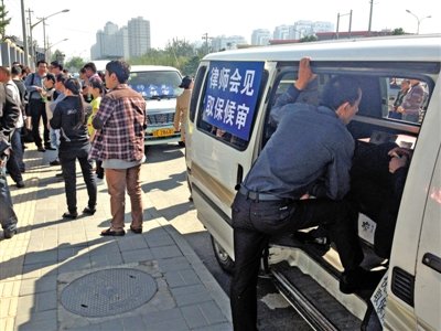 昨日，朝陽(yáng)區(qū)看守所門(mén)前有人排隊(duì)。大門(mén)外還停有多輛寫(xiě)有“律師會(huì)見(jiàn)”字樣的車(chē)。