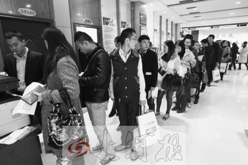 昨天,除復(fù)印材料處有新人排隊外,金水區(qū)民政局婚姻登記處大廳內(nèi)處未見新人排隊的火爆場景。